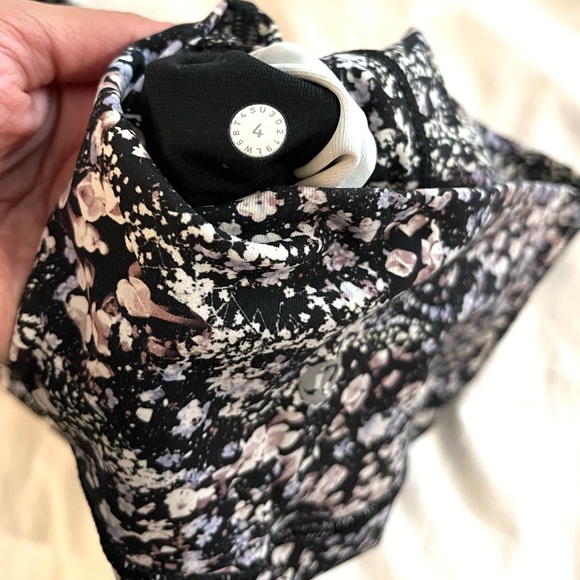 Lululemon leggings - size 4 , 25’ length - Picture 4 of 5